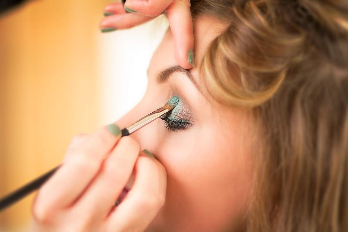 How to Apply Makeup